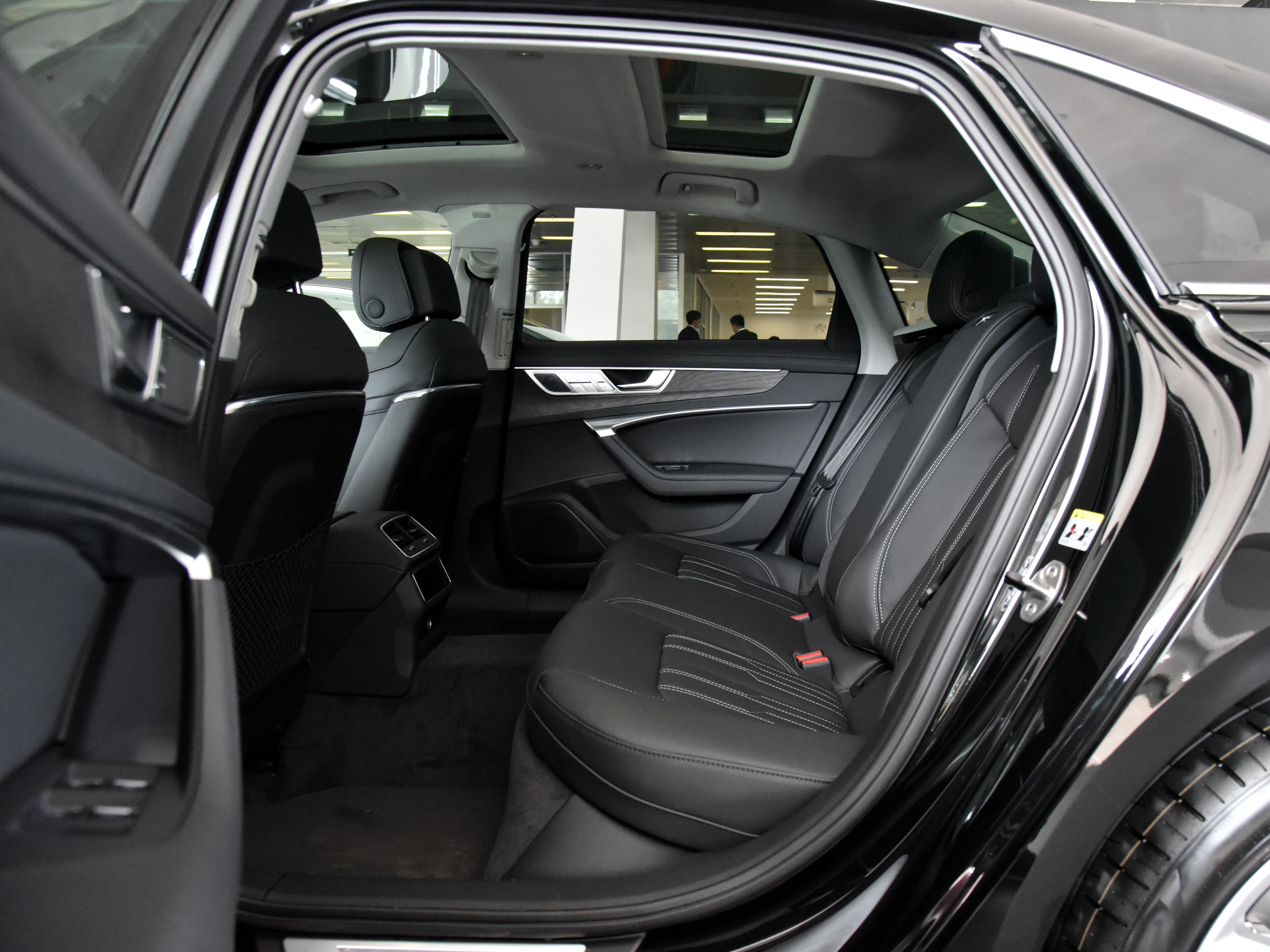 带有四驱豪华行政级车，超5米还好开，7.5L低油耗，实拍奥迪A6L
