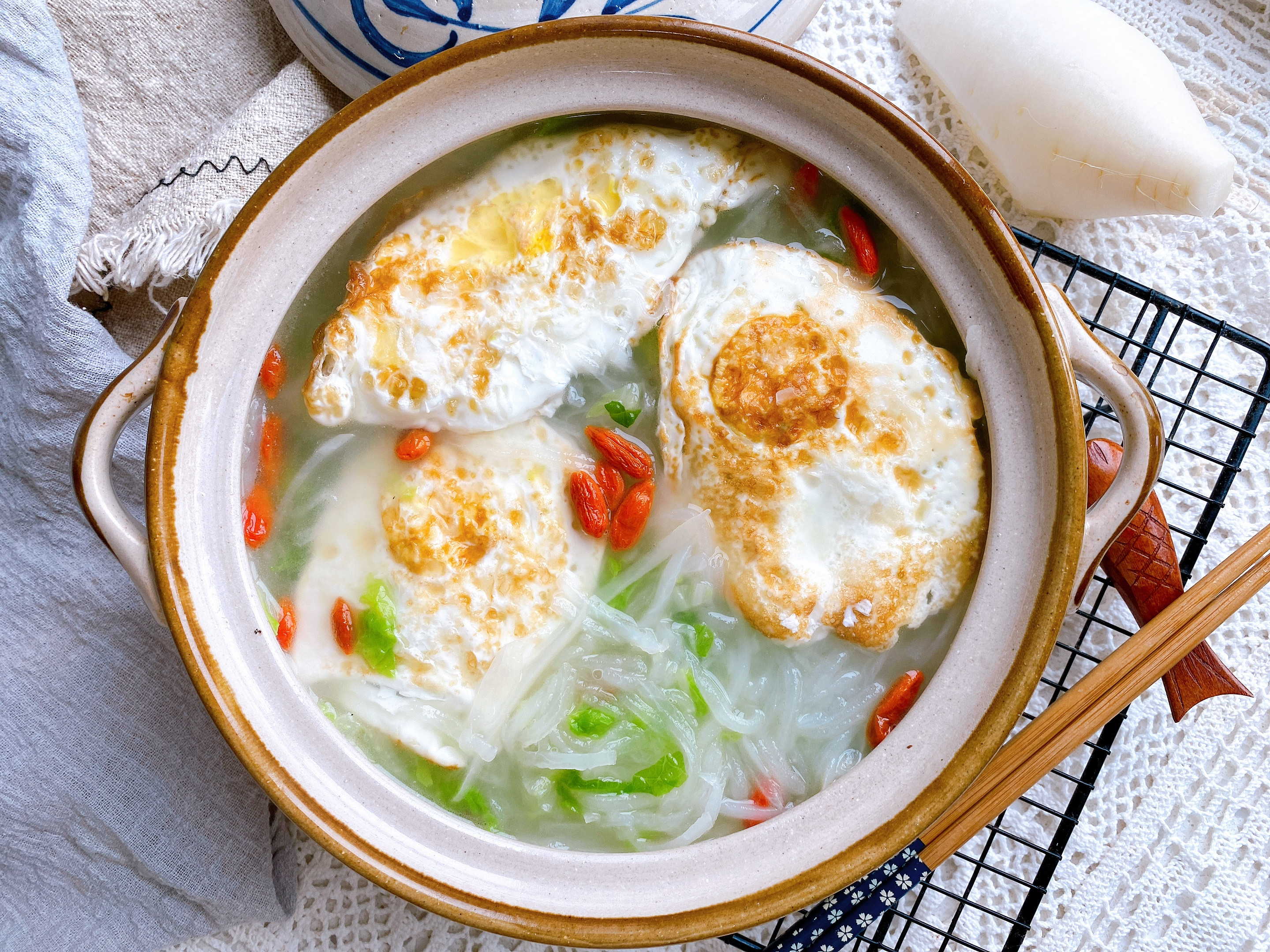 冬天要多喝这“2白汤”，荤素搭配，汤色浓白不油腻，10分钟完成