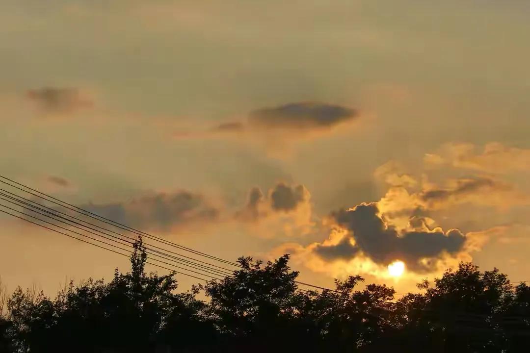 晚风拂来吟盛夏，一抹夕阳醉晚霞