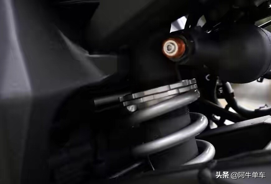 22.98万，雅马哈YZF-R1国内售价公布，最便宜的进口公升级仿赛？