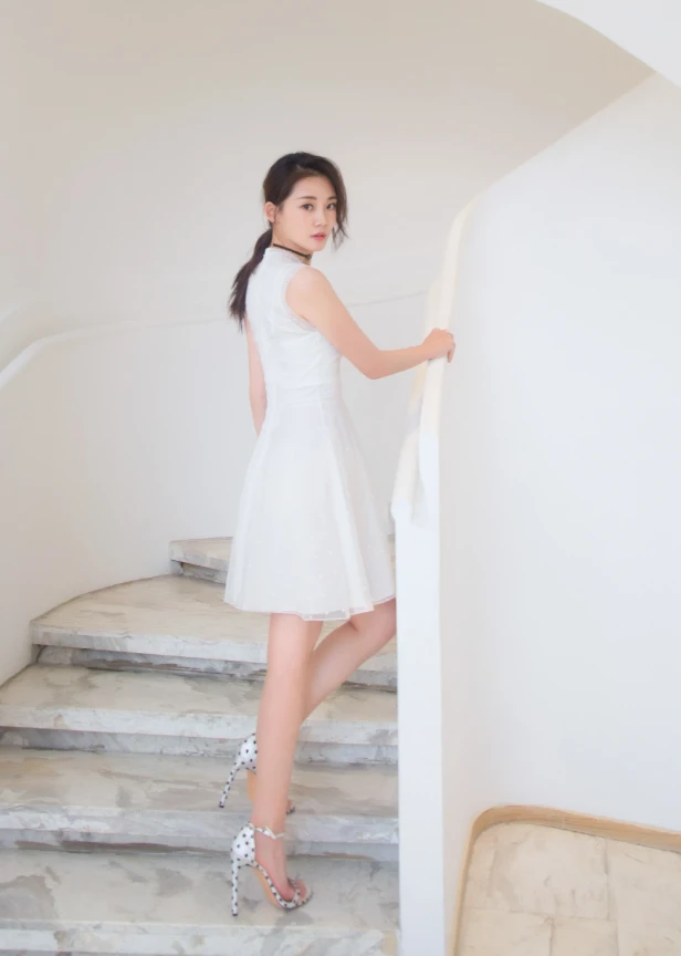 苗苗越看越有"大明星"气场,穿黑色纱裙真高级,气质无敌了