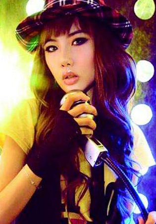 2010年,超女王贝携母整容命丧手术台,母亲私下和解的一幕耐人寻味