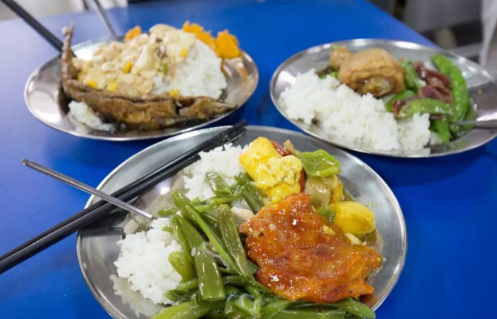 大学生食堂火了，物美价廉令人心生向往，网友：后悔没好好读书