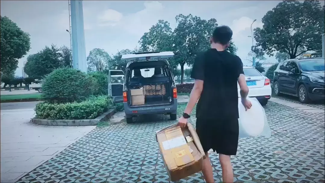 我在义乌做vlogger，拍摄了不少开小货车年入千万的人