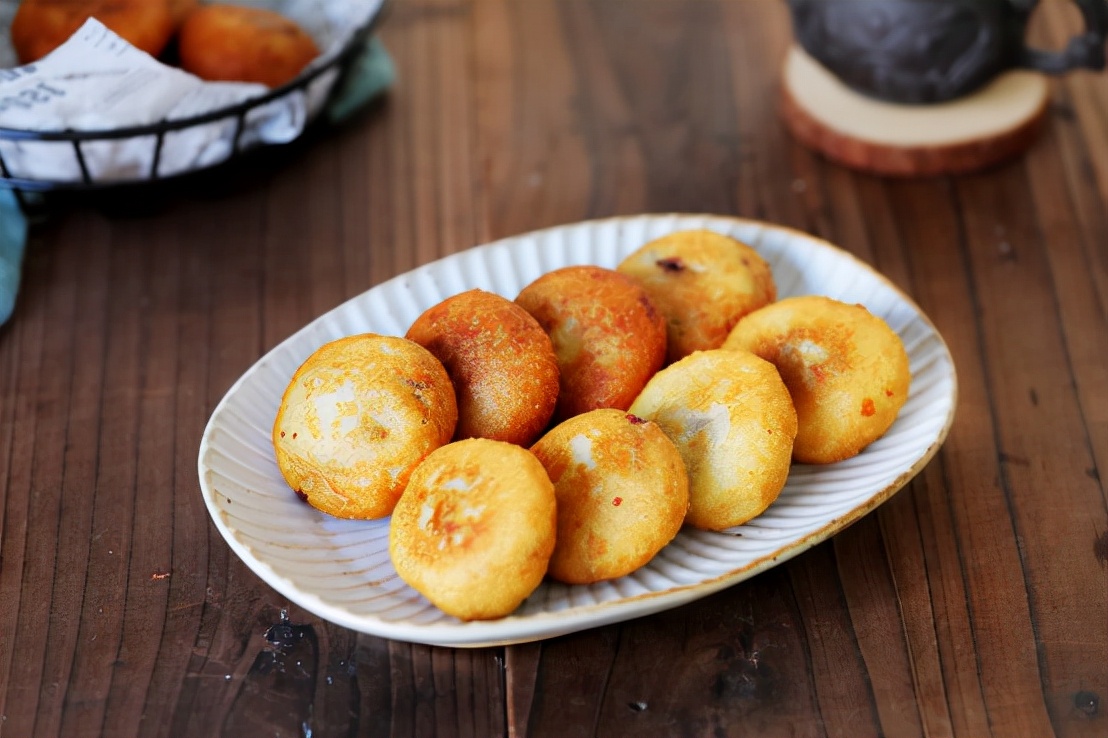 1碗糯米粉加上半勺红糖，做一份好吃解馋的小吃，软糯好吃