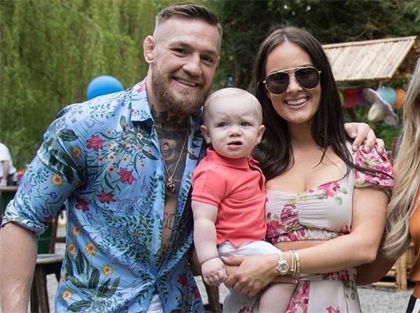 嘴炮康纳和妻子的故事图片 _飞翔号