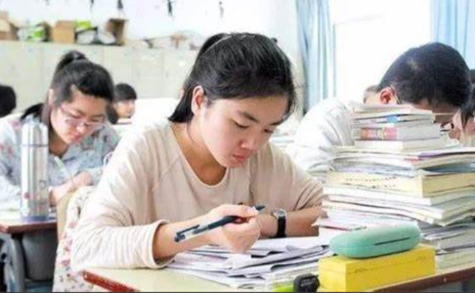 高一学生举报学校放假补课，接线员回怼学生瞎操心，网友一致好评