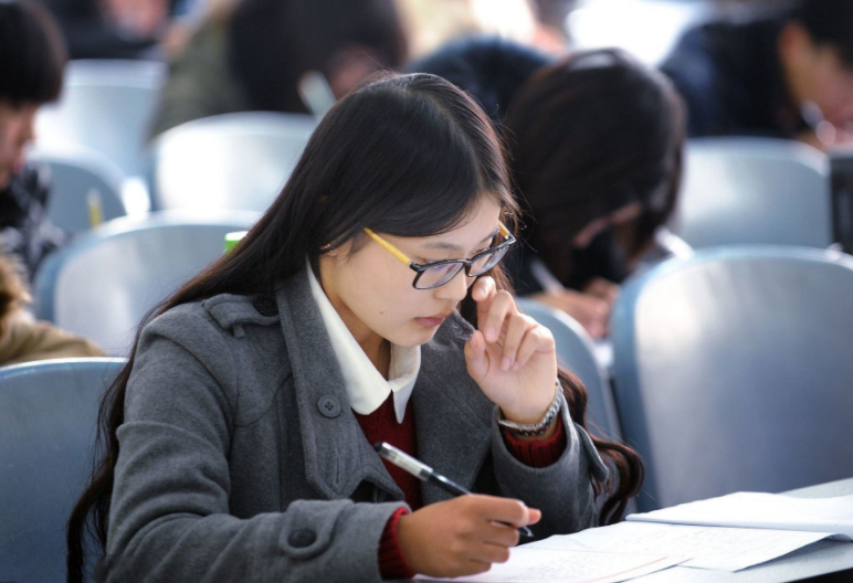 绩点第一的学生被淘汰，第44名却成功逆袭，评论区“两极分化”