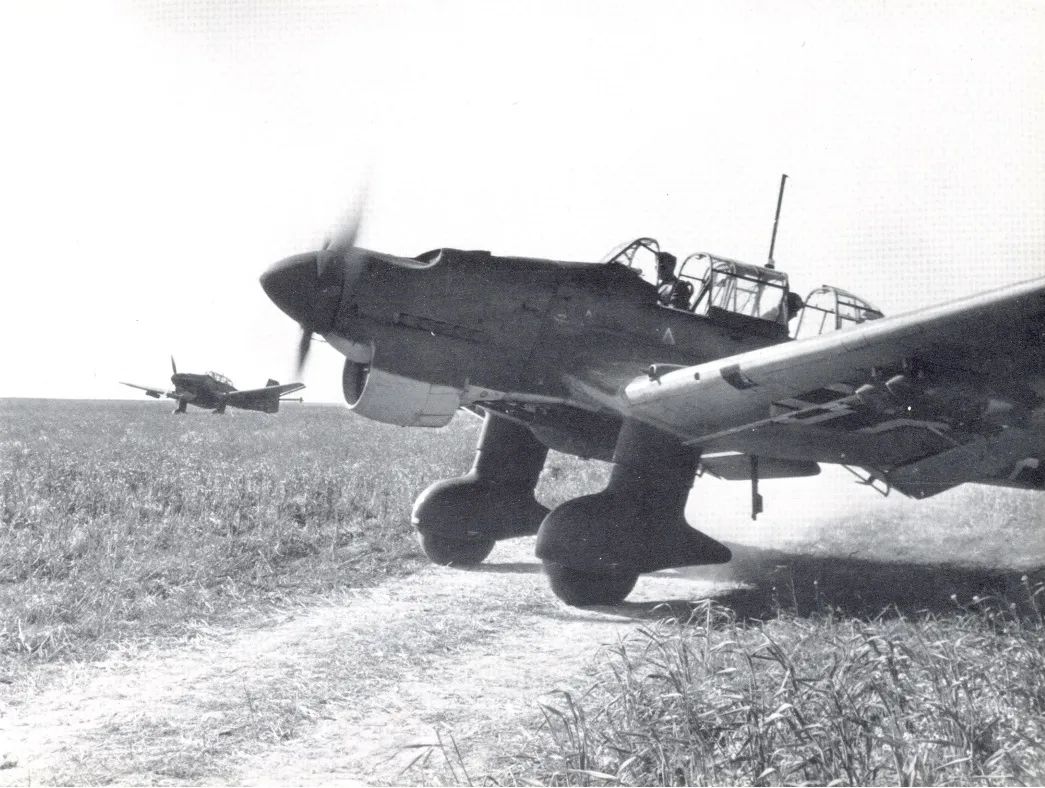 其产量共计达到36154架;而伊尔-2同样也是损失最多的攻击机,战损多达