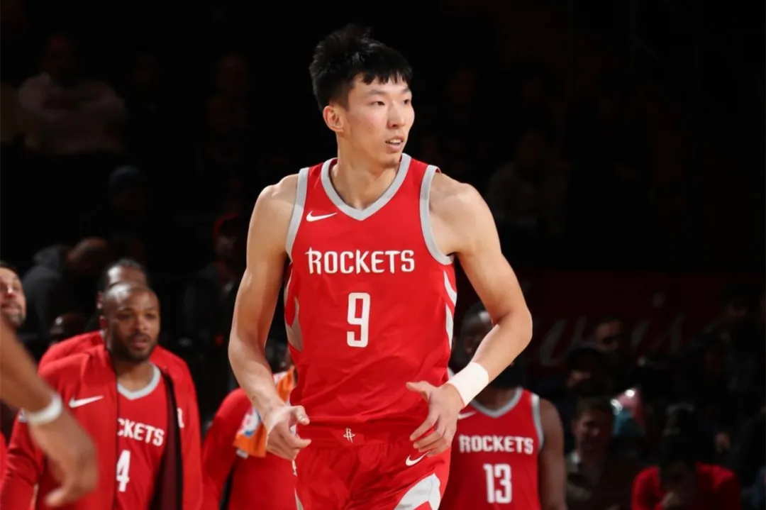 周琦为什么nba3分不准(明明是内线大中锋，却老爱去投3分球，周琦这么打真的好吗？)