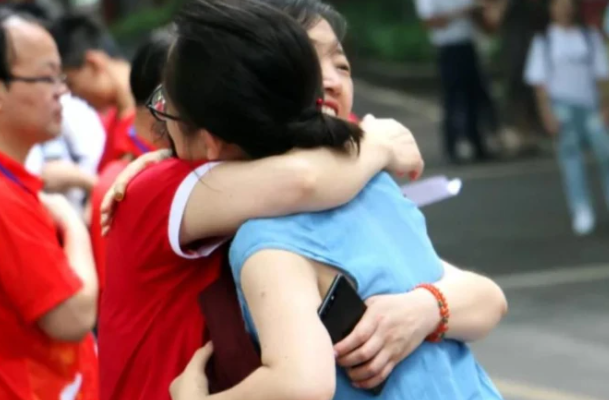 300多分宴请被嘲笑，升学宴是本科生专属？这些专生为其鸣不平