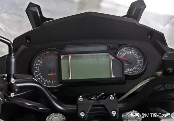 售价5.98万，国产四缸巡航版黄龙600配置如何？全LED，极速218km