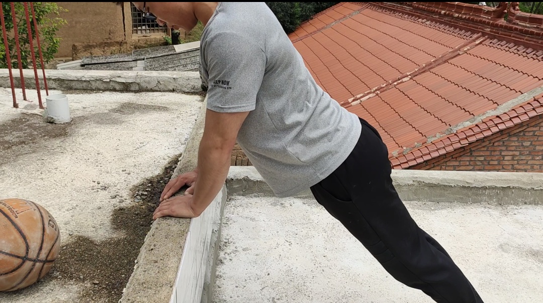 二,上斜钻石俯卧撑