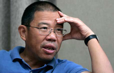 钟睒睒在《浙江日报》当了五年记者,这段记者的经历算是子承父业,期间