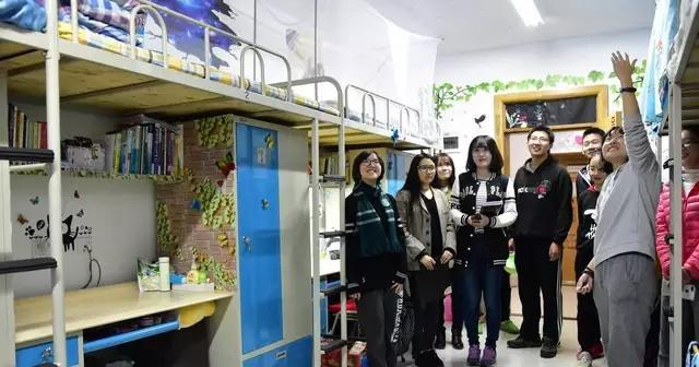 为啥大学室友关系，总是不如高中同学好？过来人：差距太远