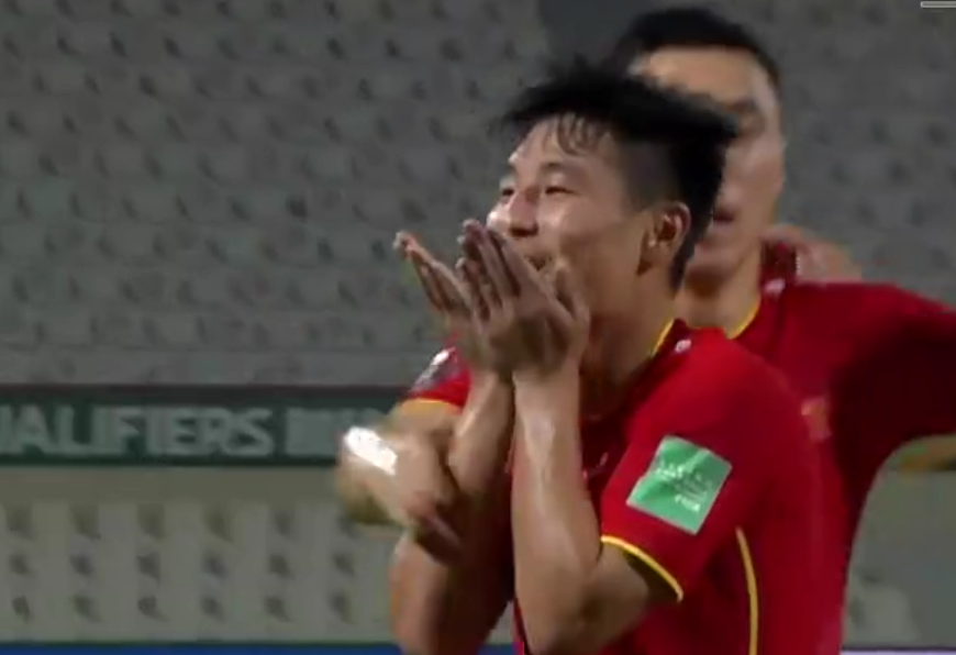 世界杯飞吻比心(秀恩爱！武磊飞吻 比心送妻子，FIFA 亚足联 西班牙人官方祝贺他)