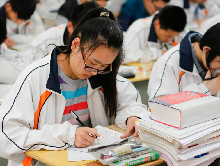 孩子参加高考，家长是否有必要在场外陪考，看看学霸家长咋说