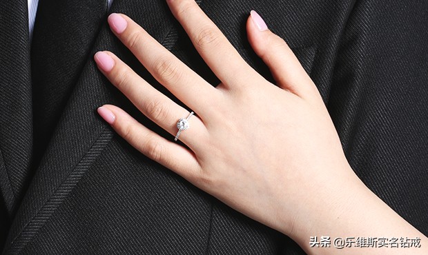 右手中指戴戒指意义女生(中指戴戒指说明什么) 第3张