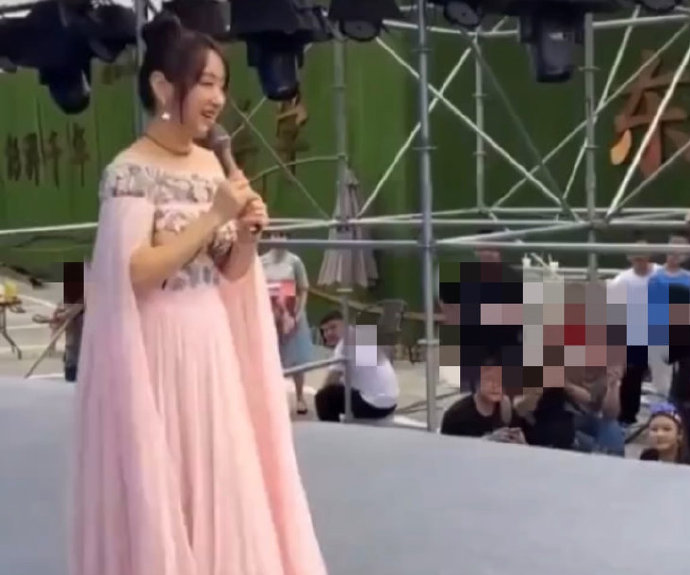 杨钰莹商演,低调友善被赞!隐退10年复出，年龄成谜!气场秒赢网红