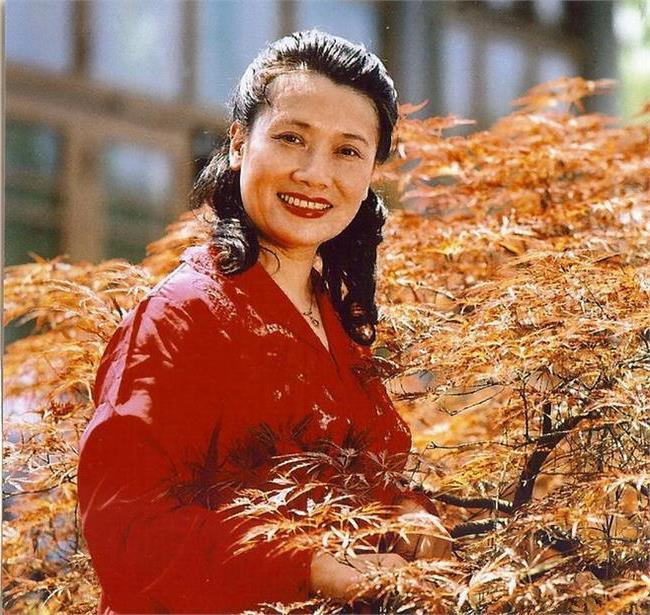 “歌唱家”朱逢博：丈夫死后不愿下葬遗体，痴情守候骨灰14年