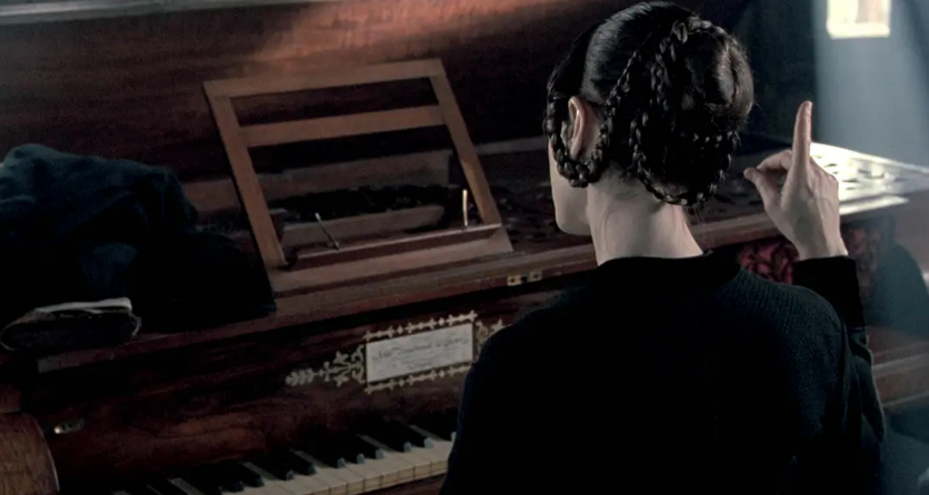 《钢琴课》隐喻了女性命运的悲凉，没有爱情，钢琴才是她的命