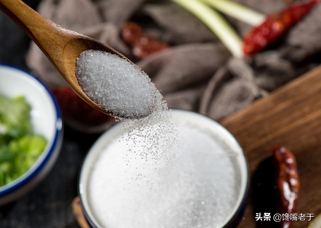 灌香肠时，记住这个加盐比例！灌出来的香肠鲜香好吃，还不发霉