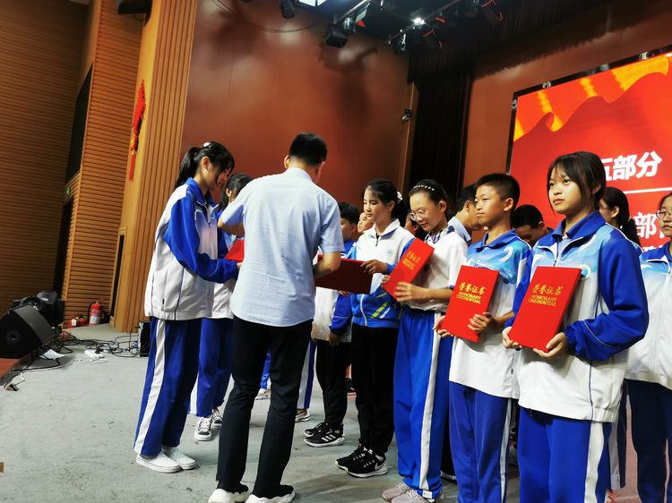 潍坊新纪元学校初中部学生会换届竞选纪实