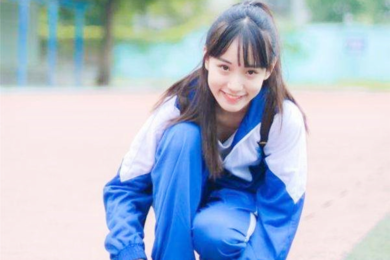 子璇是一名初二的学生,在学校的子璇非常内向,是那种长相甜美,善良又
