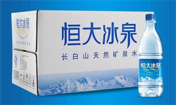 恒大冰泉世界杯广告(许家印打造的瓶装水品牌，3年亏掉40亿，价格从5元降到1元)