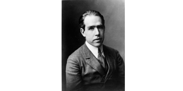 丹麦物理学家尼尔斯·玻尔 (niels bohr) 因其在原子结构和量子理论