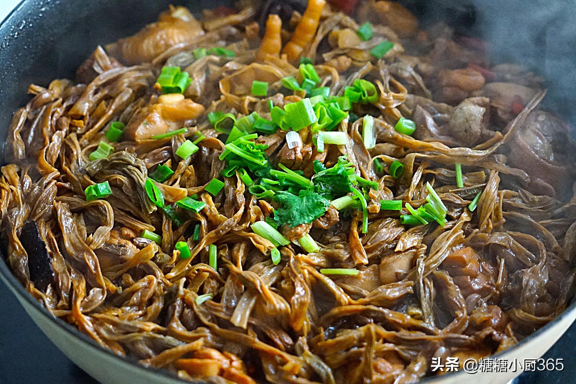 干豆角最爱这样吃，炖满满一锅，香味四溢好解馋，两碗米饭打不住