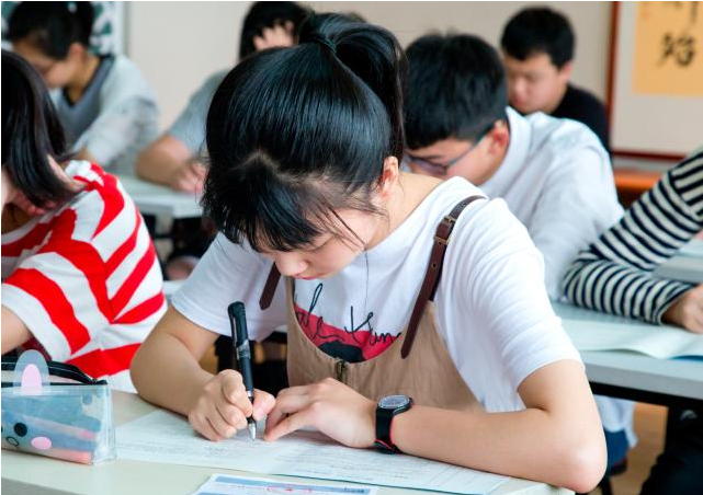 公立学校VS私立学校，培养出的学生差距明显，家长不要选错