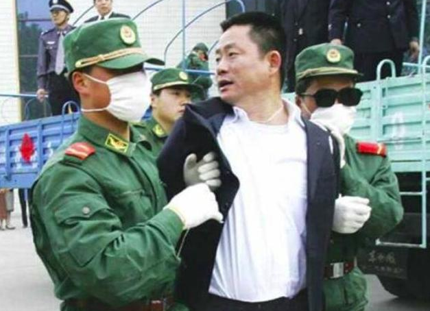 河南黑社会老大,手中资产上亿小弟过百,风光程度不亚于乔四