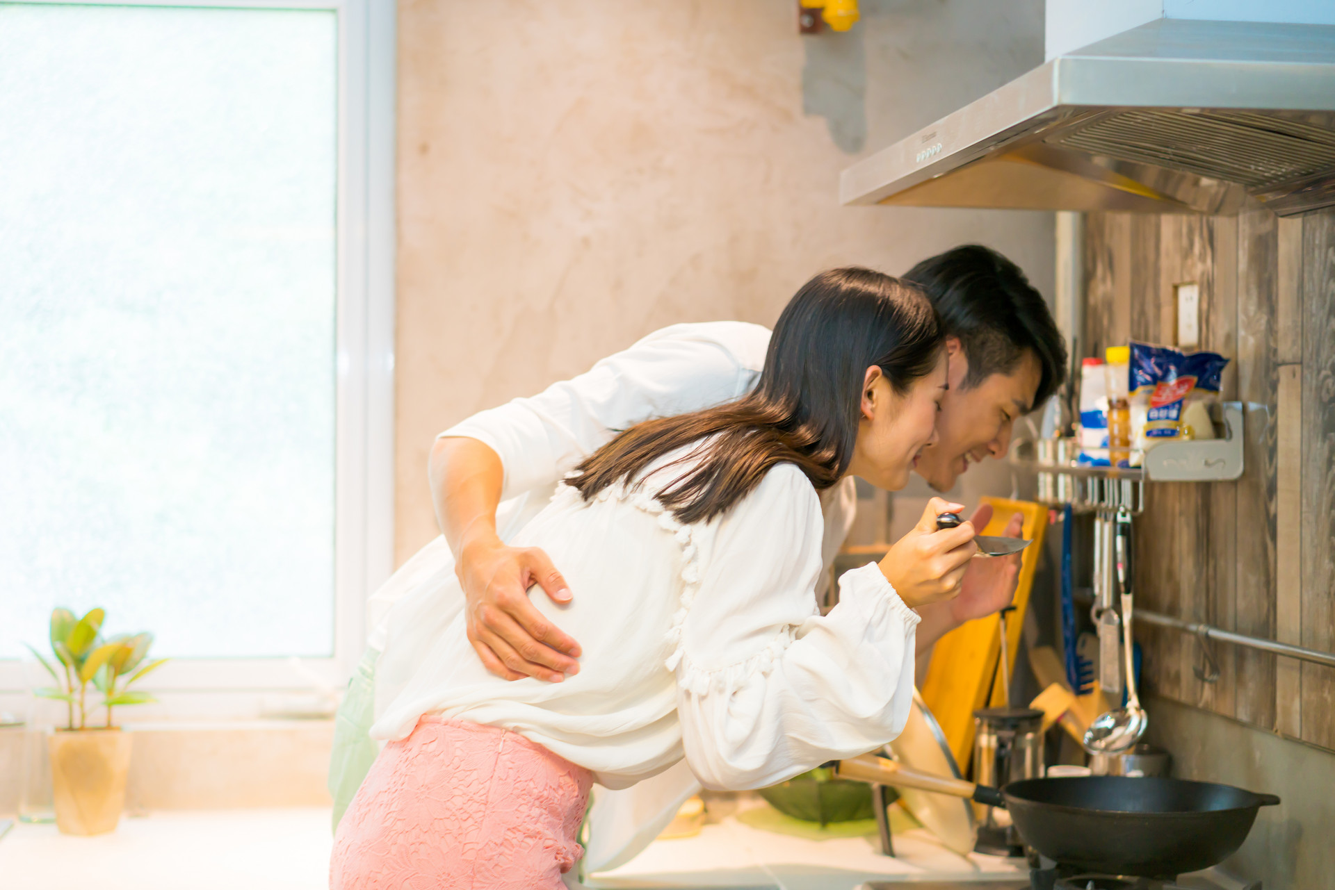 出轨老公和小三住在一起，妻子的婚姻还有挽救的希望吗？