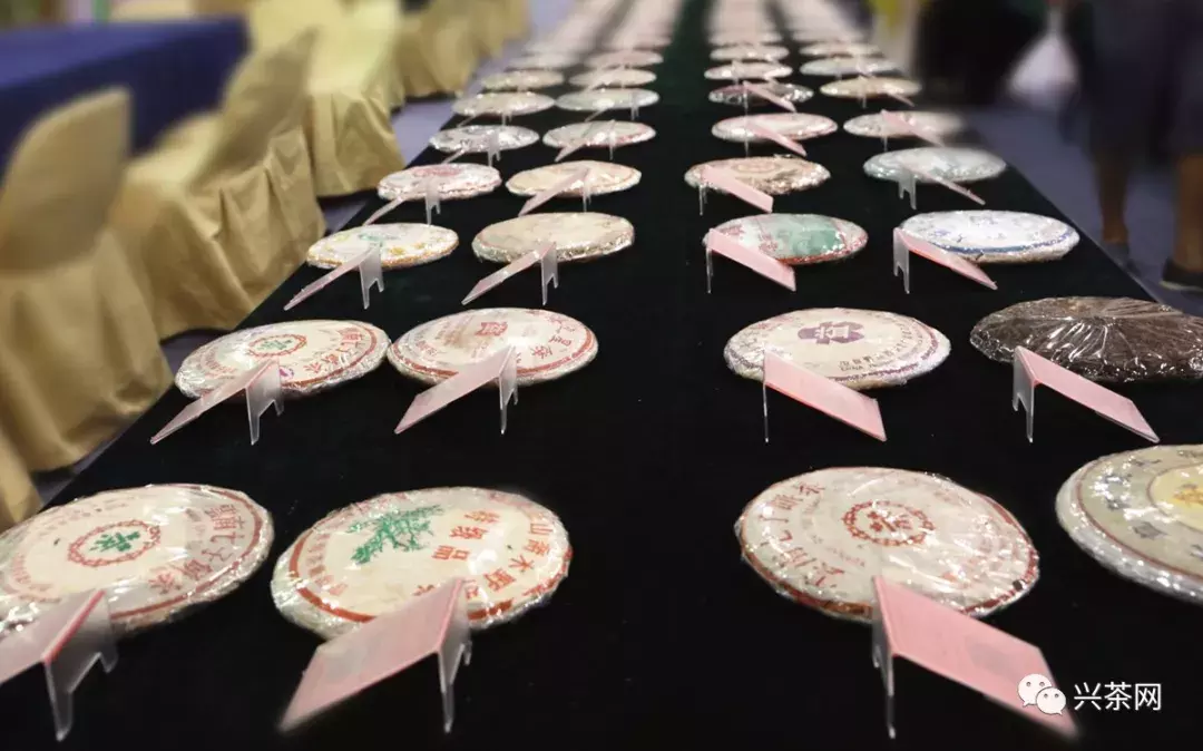 香港拍卖会:8582青饼拍出709万港币,中期茶将成投资收藏新风口