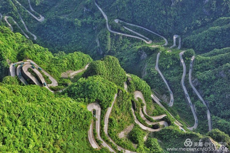 玉壶峰下松涛起，天界佛国掸尘埃！走遍千山万岭，唯天门山独有