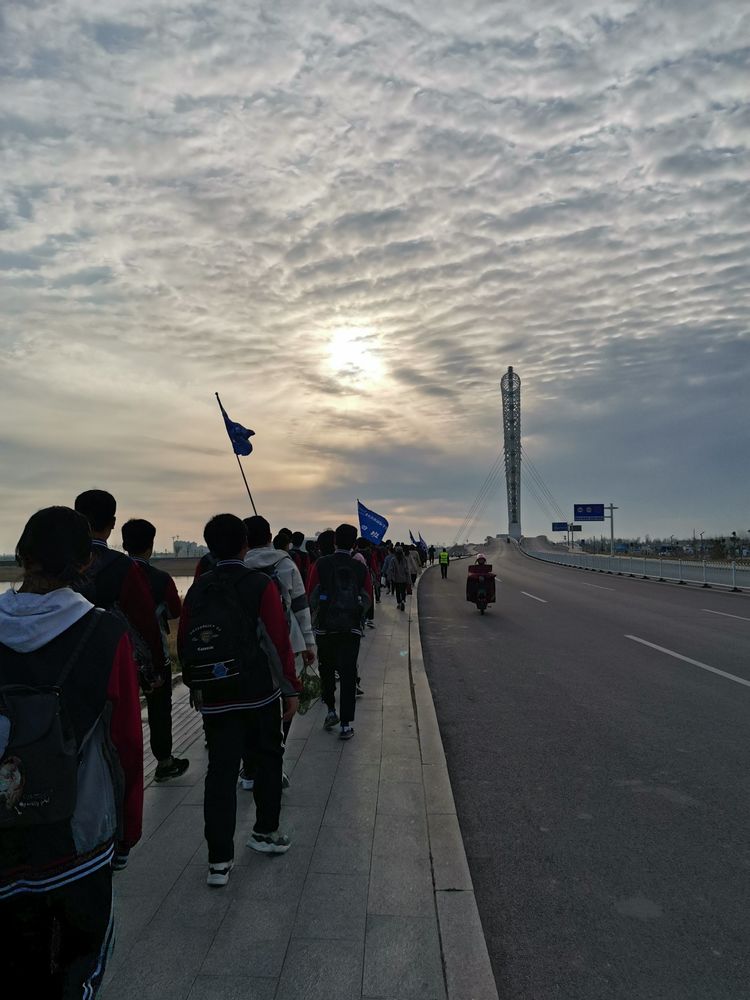 潍坊滨海国际学校组织徒步拉练活动