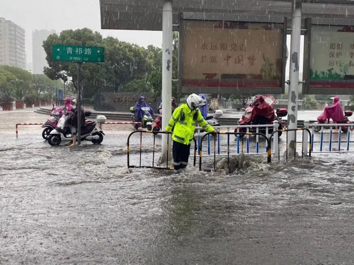 暴雨中的这四个动作，帅