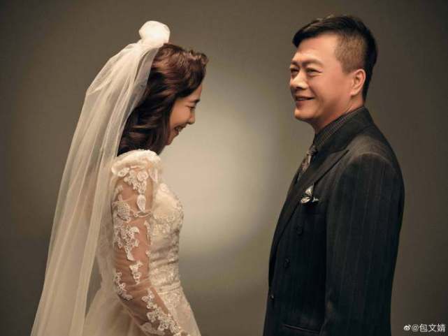 包文婧晒父母婚纱照，妈妈温柔知性，爸爸被赞比女婿包贝尔帅太多