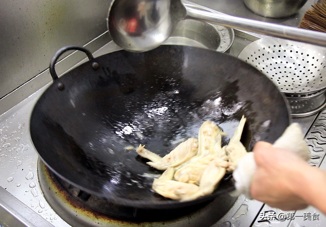 红烧鸡翅简单又好吃的做法，厨师长分享技巧，软糯香甜，红润发亮