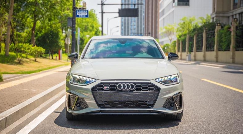 试驾奥迪S4，3.0T引擎声浪好听，操控扎实就是跑城市费油！