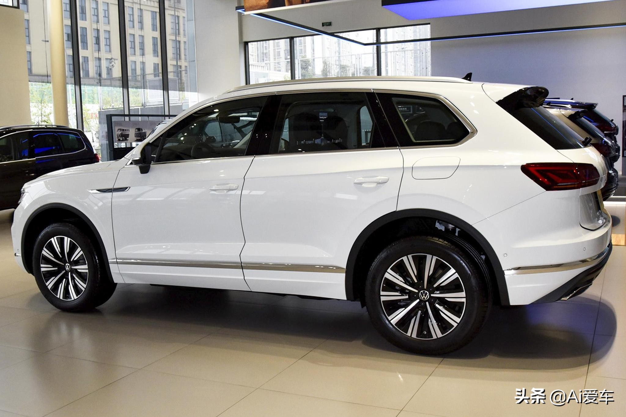 进口德系旗舰大5座SUV，2.3L油耗8AT带四驱，车价不错，途锐PHEV