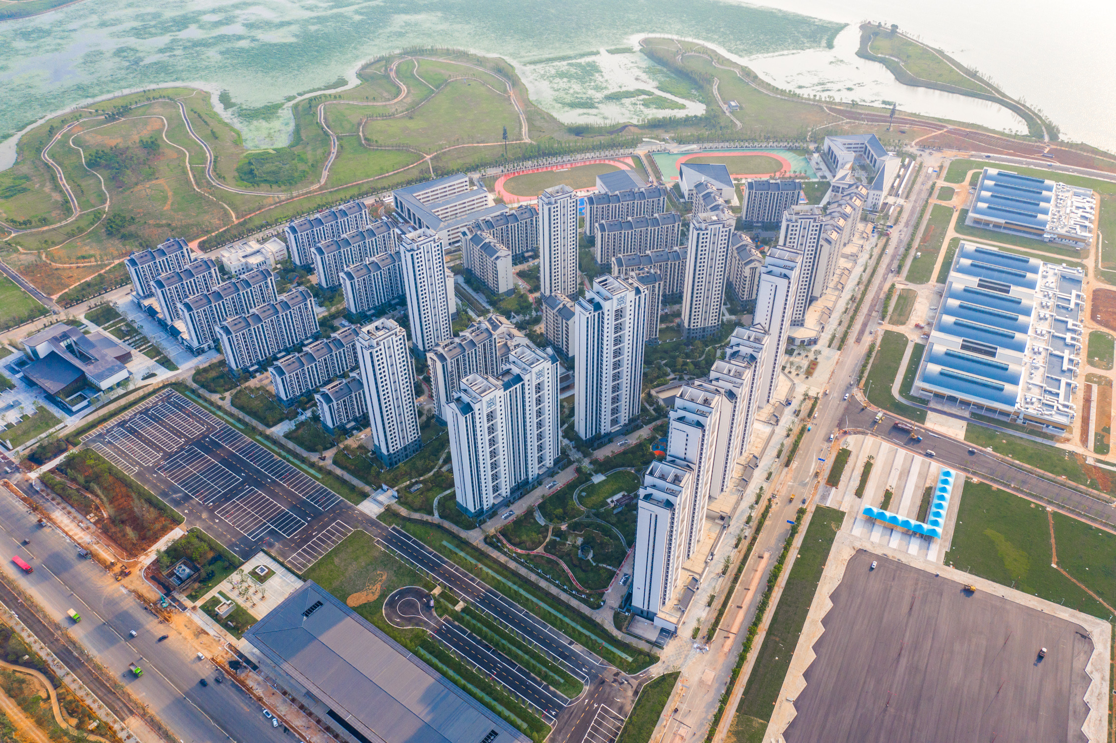 全球首个军运村在汉落成，30栋公寓楼尽显荆楚风韵