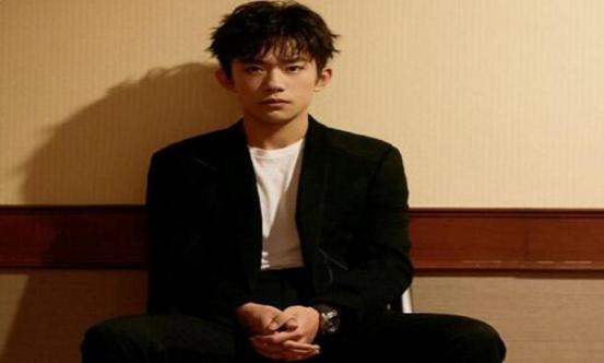 易烊千玺高考复习资料曝光，数学书字迹清秀，怪不得艺考成绩出色