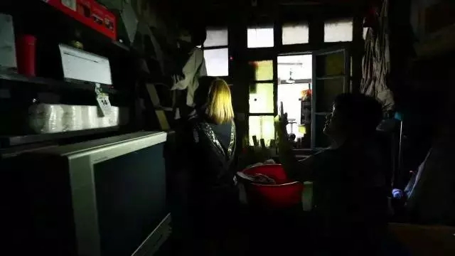 北京胡同18m²老房，24小时开灯生活，父亲睡在女儿女婿上铺