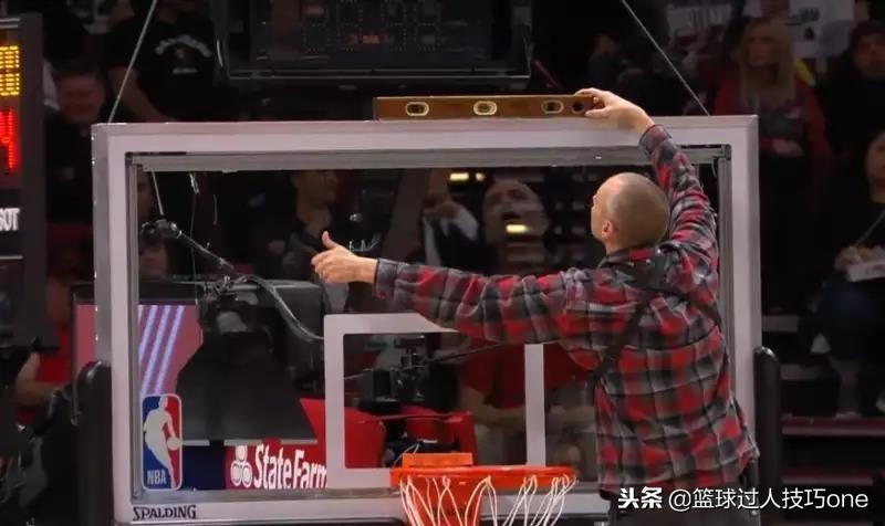 为什么nba地板滑(NBA球馆的奇葩事：漏水后考神拖地板，空调失灵热到詹皇腿抽筋)