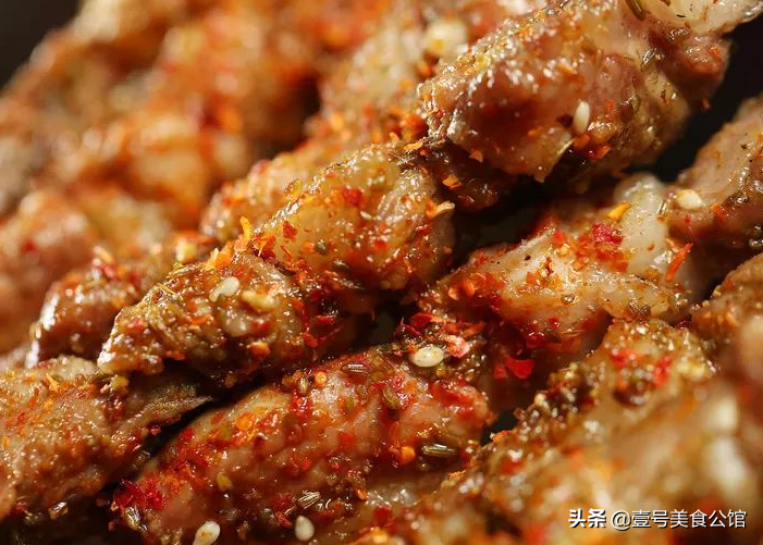 在家教你做香辣孜然羊肉串，外焦里嫩，美味又解馋，家人都爱吃
