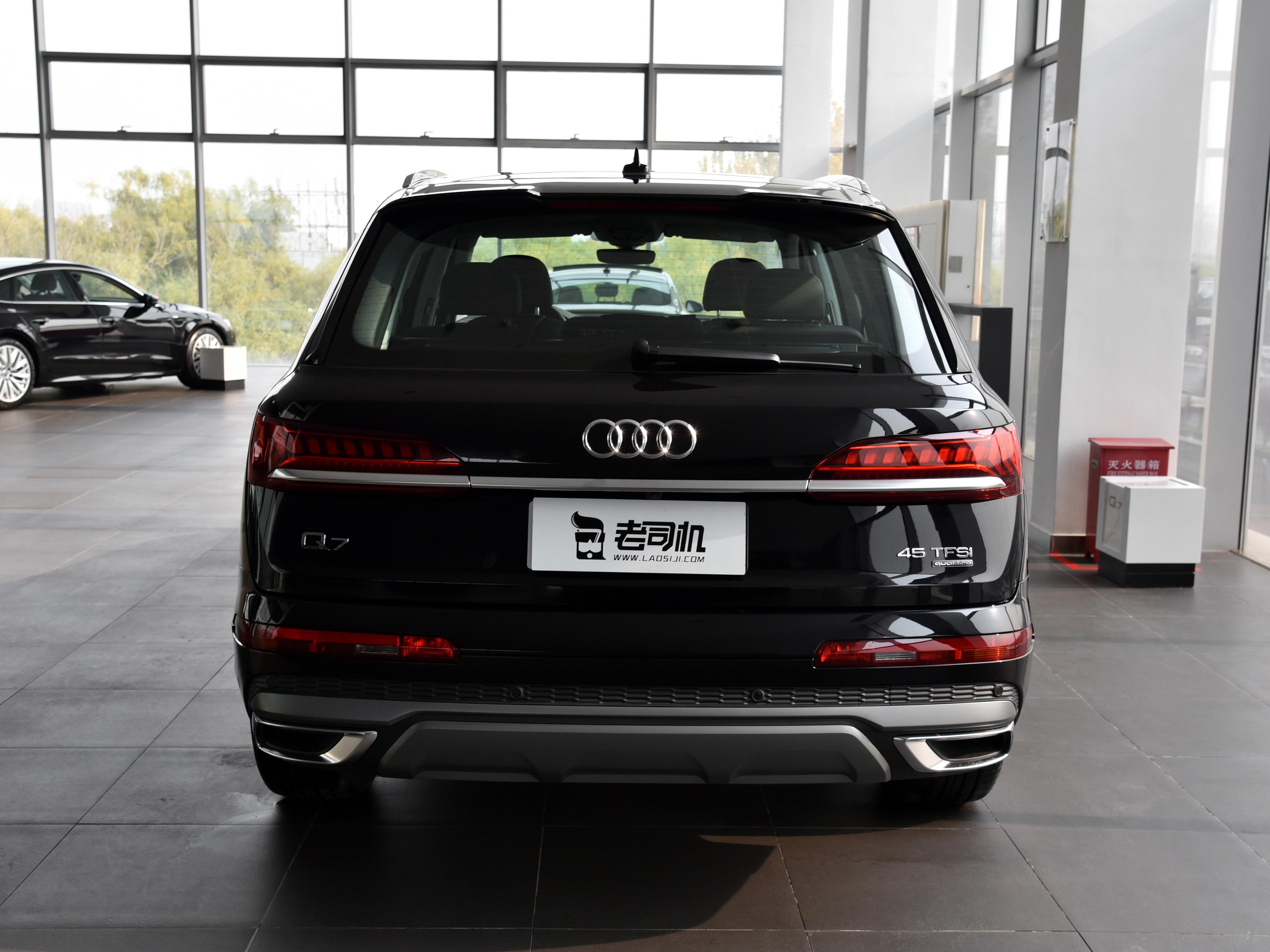老牌进口豪华SUV，车身看着更长，7座+四驱，带你看奥迪Q7