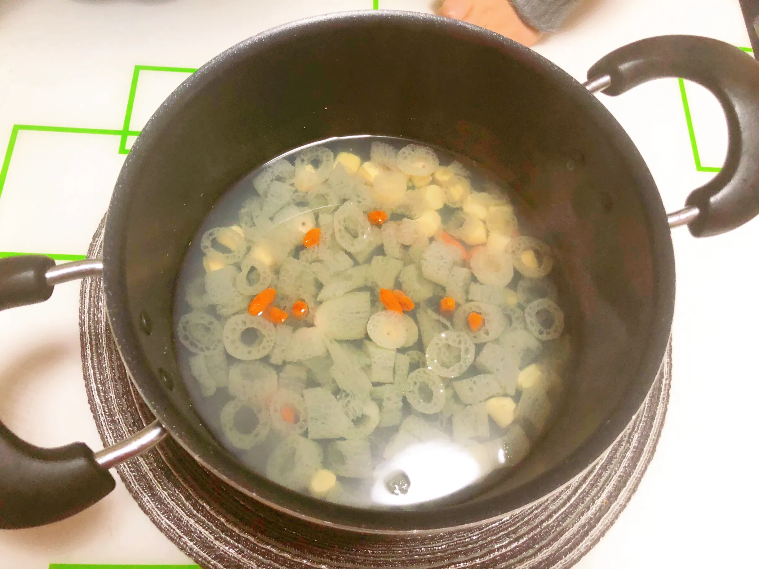 干贝竹荪汤，粤菜中的著名汤品，简单一炖，便可成就极致鲜味