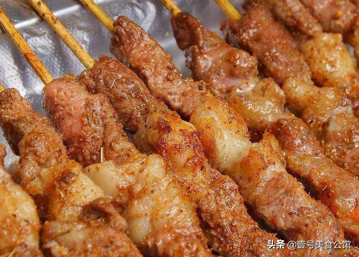 在家教你做香辣孜然羊肉串，外焦里嫩，美味又解馋，家人都爱吃